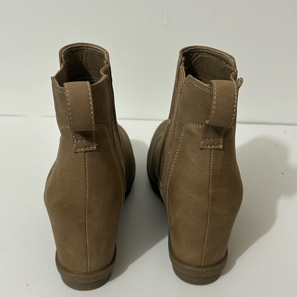 Athlefit Women's Wedge Booties
Khaki Size 7 with Heel
Comfortable Ankle Boots - Picture 4 of 8